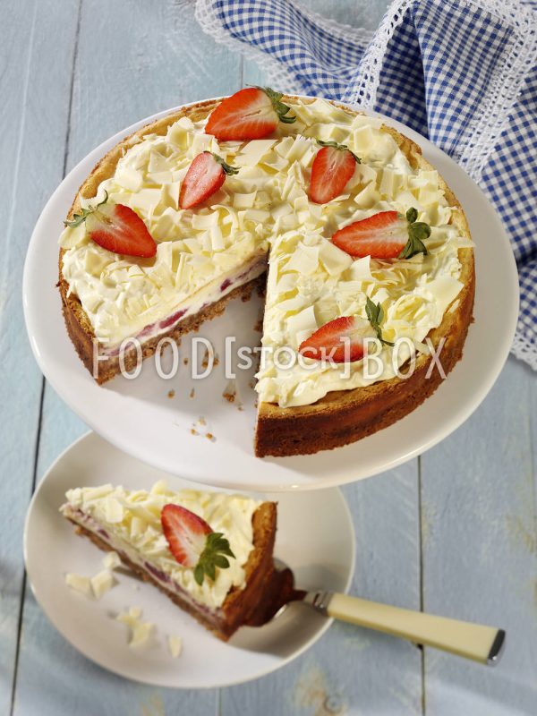 Käsekuchen mit Erdbeeren mit Butterkeksen