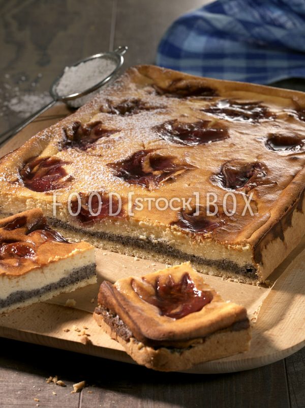 Käsekuchen mit Mohn und Marmelade