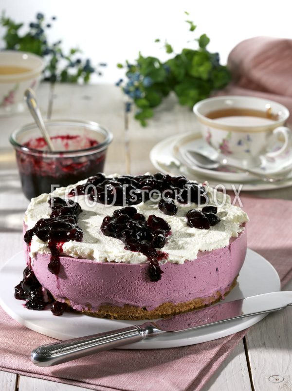 Käsekuchen mit Blaubeeren und Schlagsahne