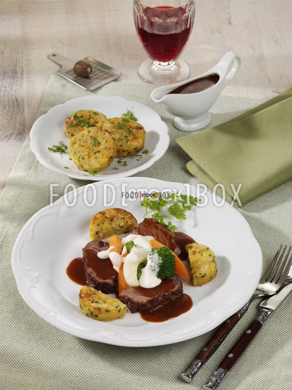 Kalbsbäckchen mit Semmeltalern