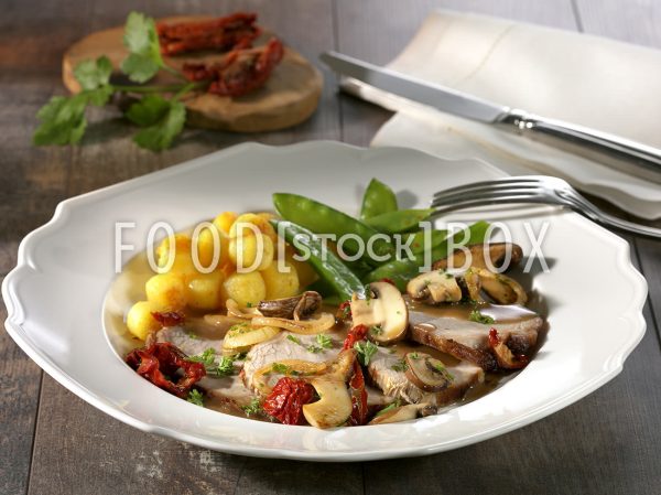 Kalbsbraten mit Kaiserschoten und Gnocchi