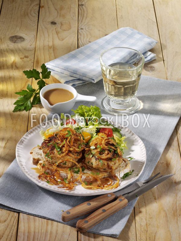 Kalbsbutterschnitzerl mit Röstzwiebeln