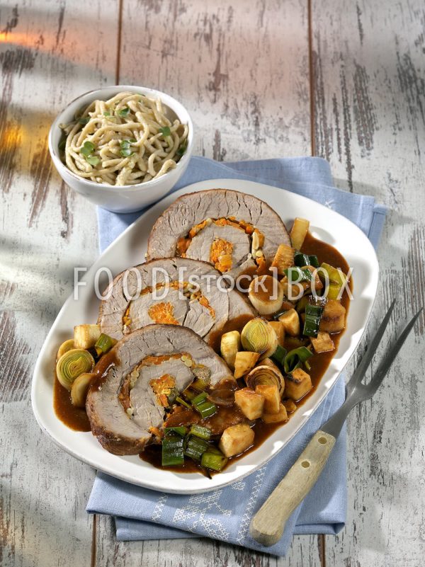 Kalbsrollbraten mit Möhren-Pinienkern-Füllung