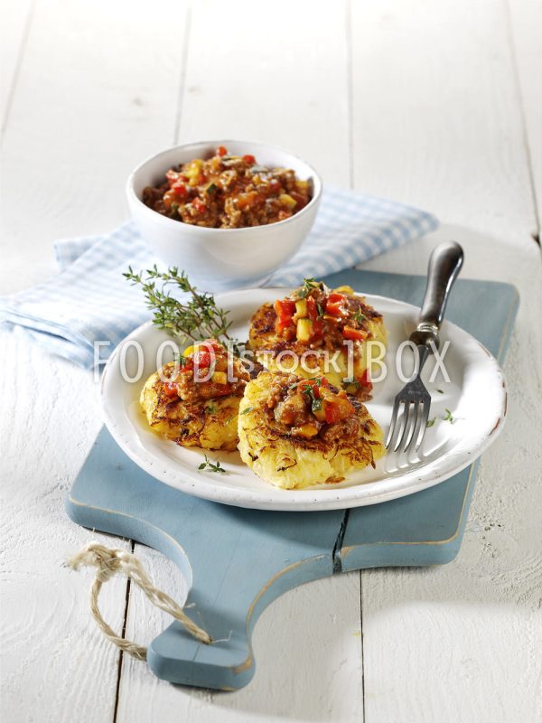 Kartoffel-Sauerkraut-Bratlinge mit Hackfleischsauce