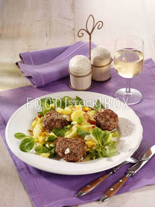 Kartoffelsalat mit Nuss-Frikadellen mit Feldsalat