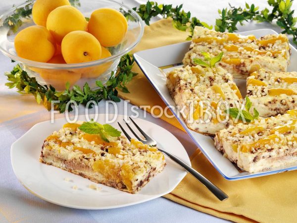 Käseblechkuchen mit Aprikosen und Schokolade