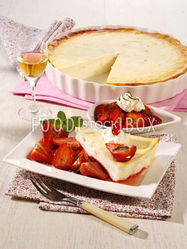 Käsekuchen mit Erdbeer-Beilage