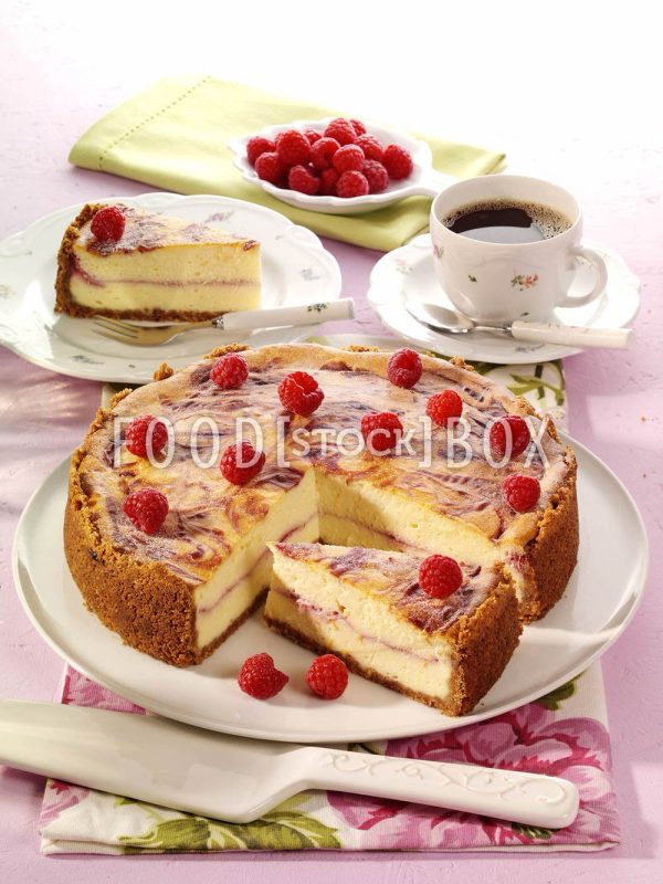 Käsekuchen mit Himbeercreme