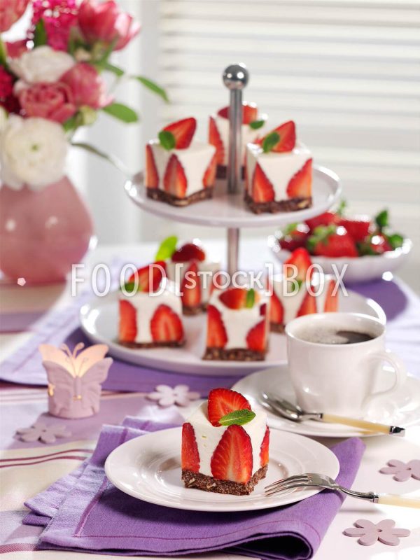 Käsekuchen mit Erdbeeren mit Puderzucker 1