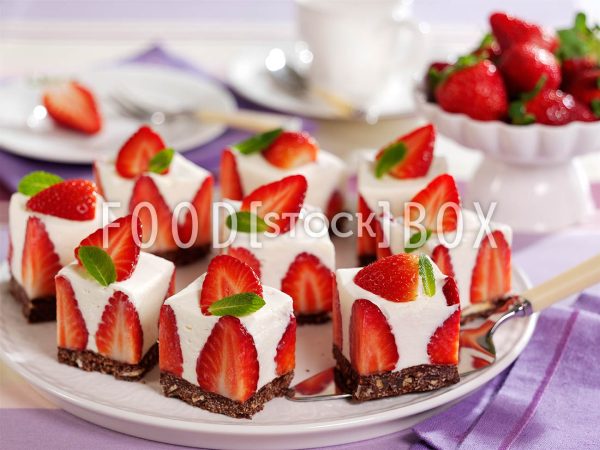 Käsekuchen mit Erdbeeren und Schokoladenkeksen 2