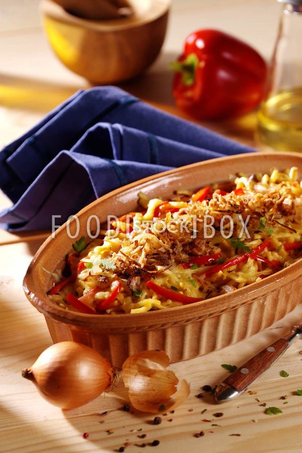 Käse-Spätzle mit Paprika und frischen Kräutern