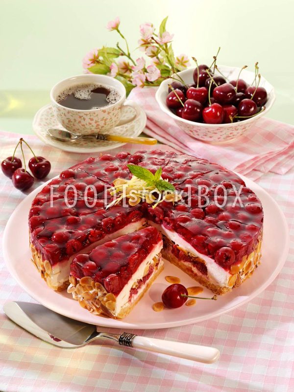 Käsetorte mit Kirschfüllung