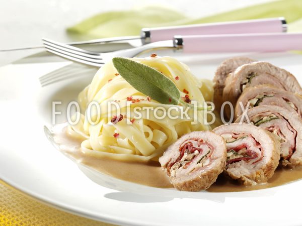 Kalbsroulade mit Salbei und Nudeln