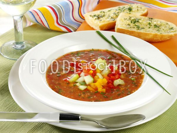 Kalte Gemüsesuppe mit Kräuterbaguette