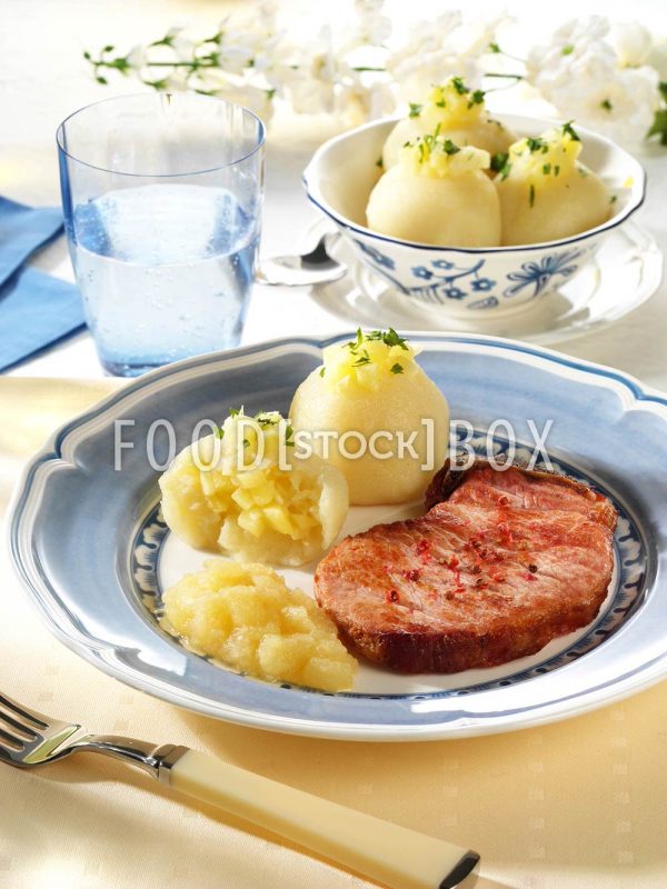 Kartoffelknödel mit Apfel-Zwiebel-Füllung