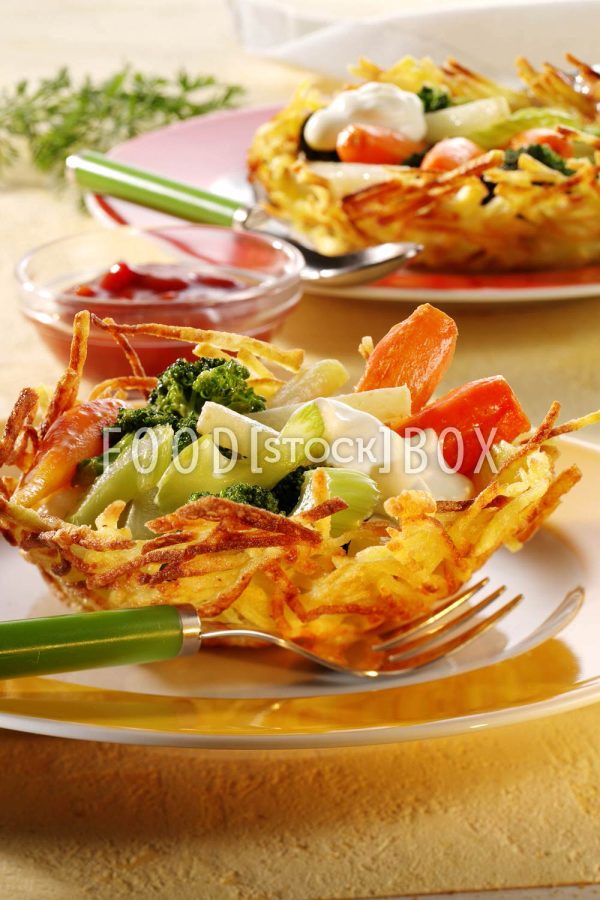 Möhrchen, Kohlrabi und Brokkoli im Kartoffelnest