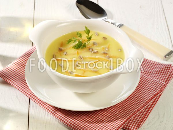 Kartoffelsuppe mit Möhren und Sonnenblumenkernen