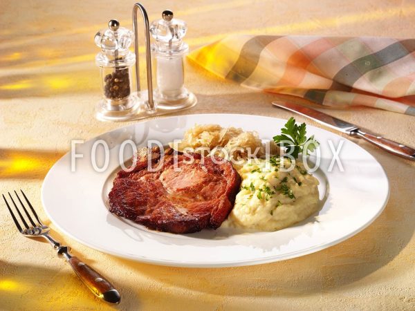 Kassler an Kartoffelpüree mit Sauerkraut 2