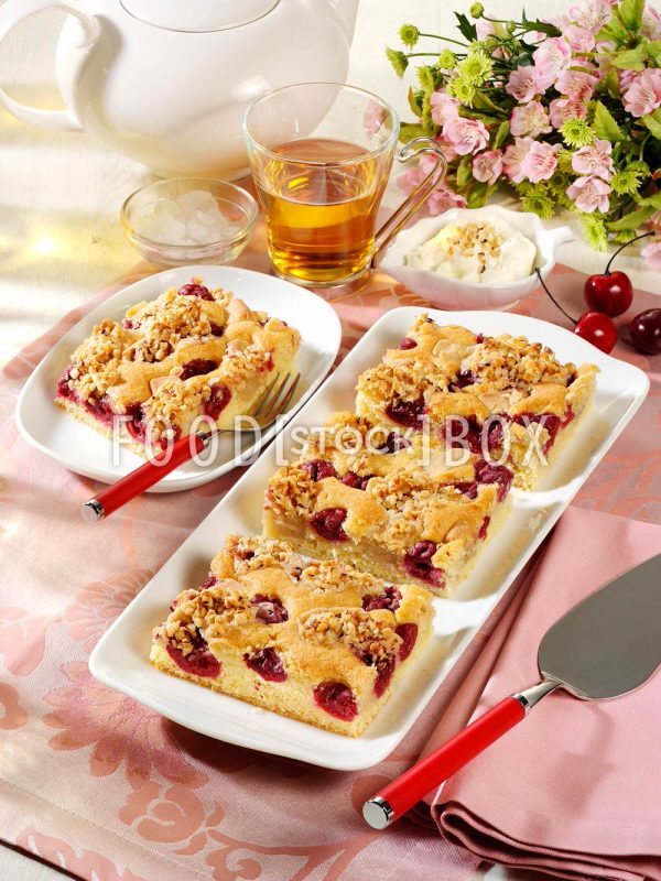 Kirsch-Marzipan-Blechkuchen mit Krokant