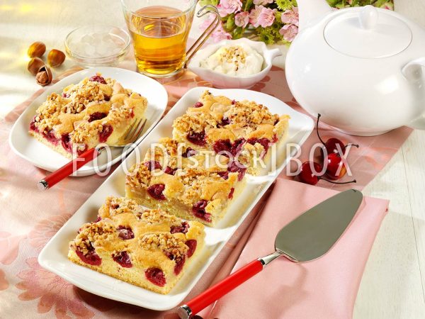 Kirsch-Marzipan-Blechkuchen mit Krokant 2