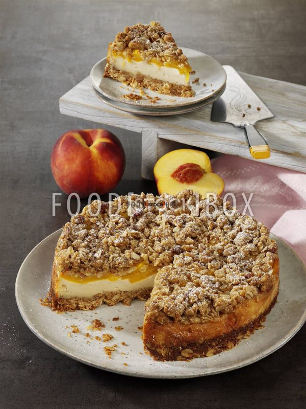 Knusperkuchen mit Pfirsichen auf dem Boden
