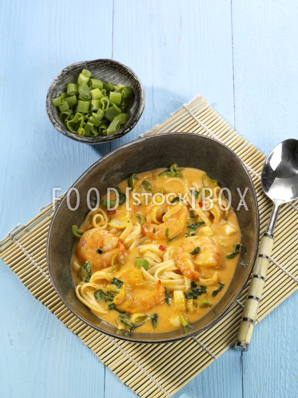 Kokossuppe mit rotem Thaicurry, Pak Choi und Frühlingszwiebeln