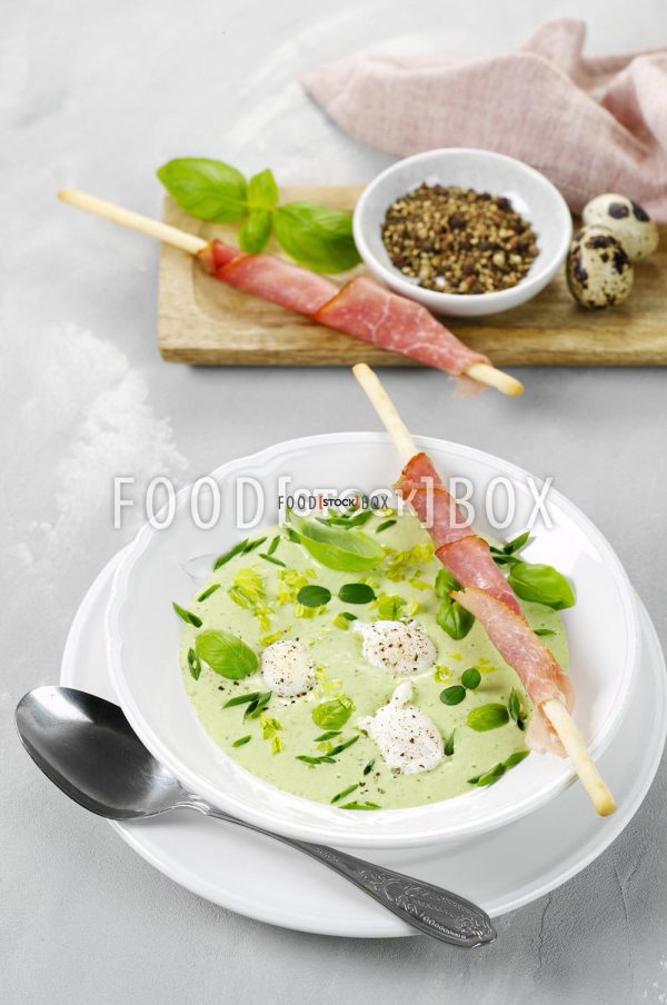 Kräutersuppe mit Wachteleiern