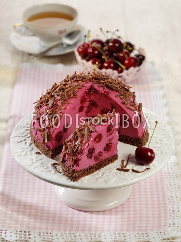 Kuppeltorte mit Kirschen