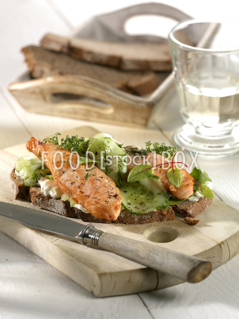 Lachs-Gurken-Sandwich