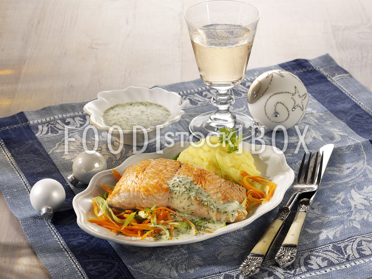 Lachs mit Kerbelsauce