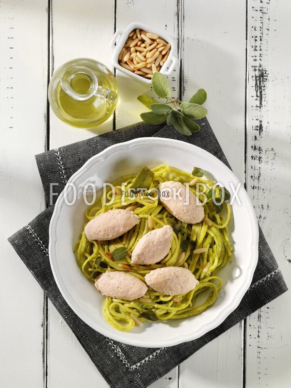 Lachsklößchen mit Salbei-Linguine-Klößchen