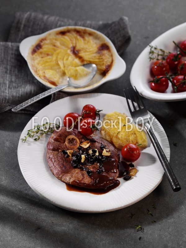Lammsteaks mit Tomaten und Gratin