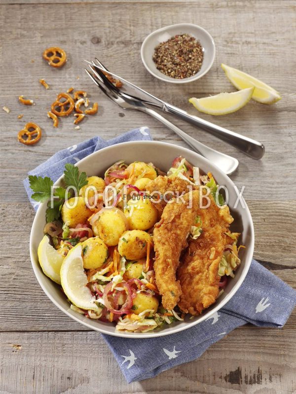 Lauwarmer Knödelsalat mit Backhendl-Streifen