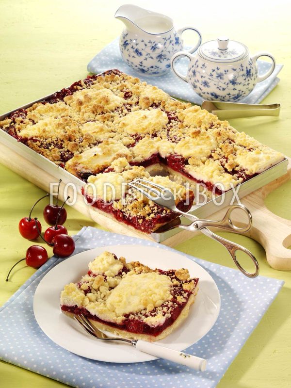 Kirschblech mit Marzipanstreusel