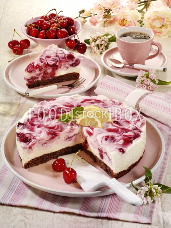 Kirschtorte mit saurer Sahne und Schokoboden