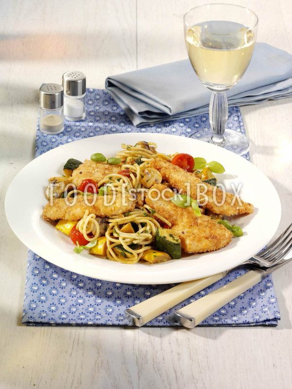 Knusperhähnchenfilet mit gebratenem Gemüse und Spaghetti / Lactosefrei
