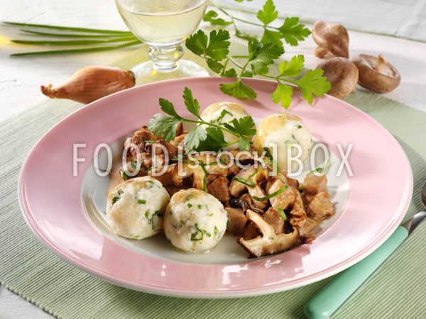 Kräutergrießknödel mit Kalbsgeschnetzeltem