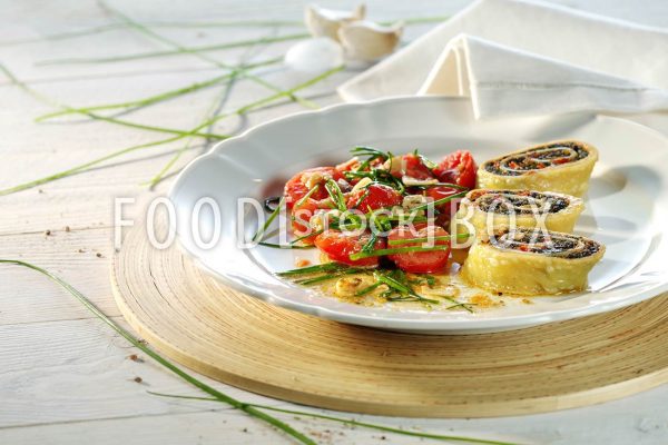 Kräuter-Nudelschnecken mit Tomatengemüse