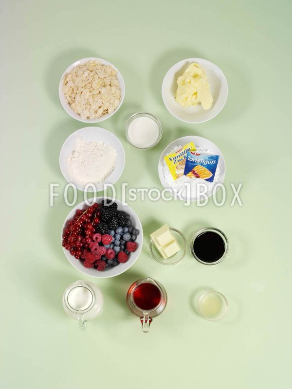 Krokant-Beeren-Torte Step 1