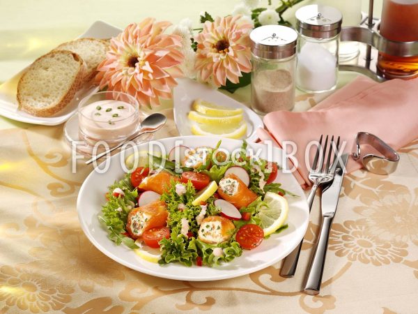 Lachsröllchen auf Salat