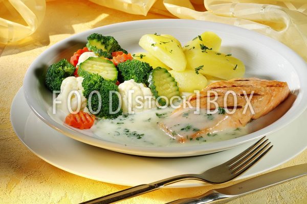 Gegrillter Lachs mit buntem Gemüse