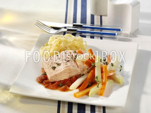 Lachs mit Senf-Tomaten-Soße