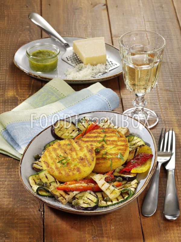 Maisgrießtaler mit Antipasti-Gemüse