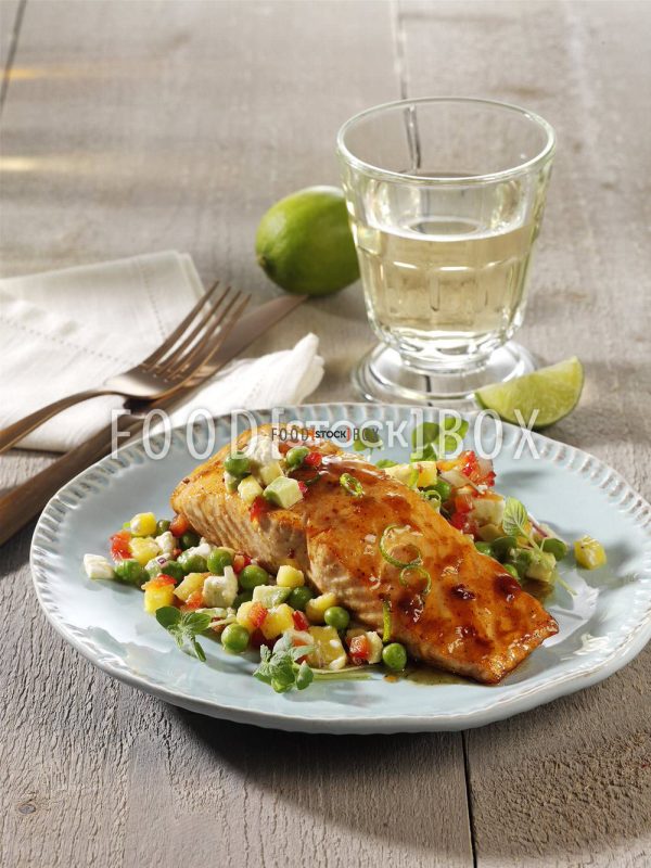 Mariniertes Lachsfielt mit Mango-Avocado-Salsa