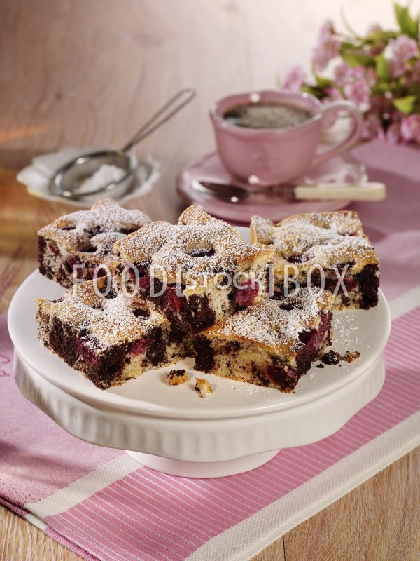 Marmor-Blechkuchen mit Kirschen
