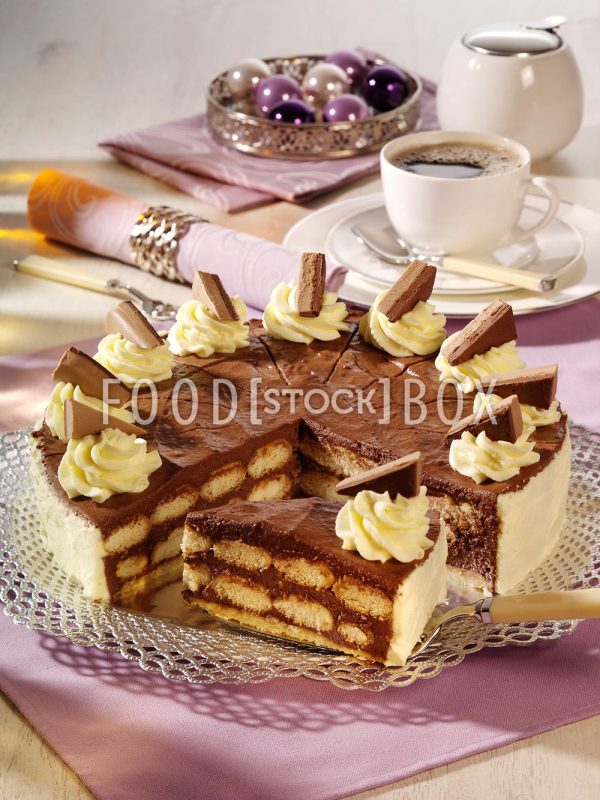 Nougat-Torte mit Löffelbiskuit