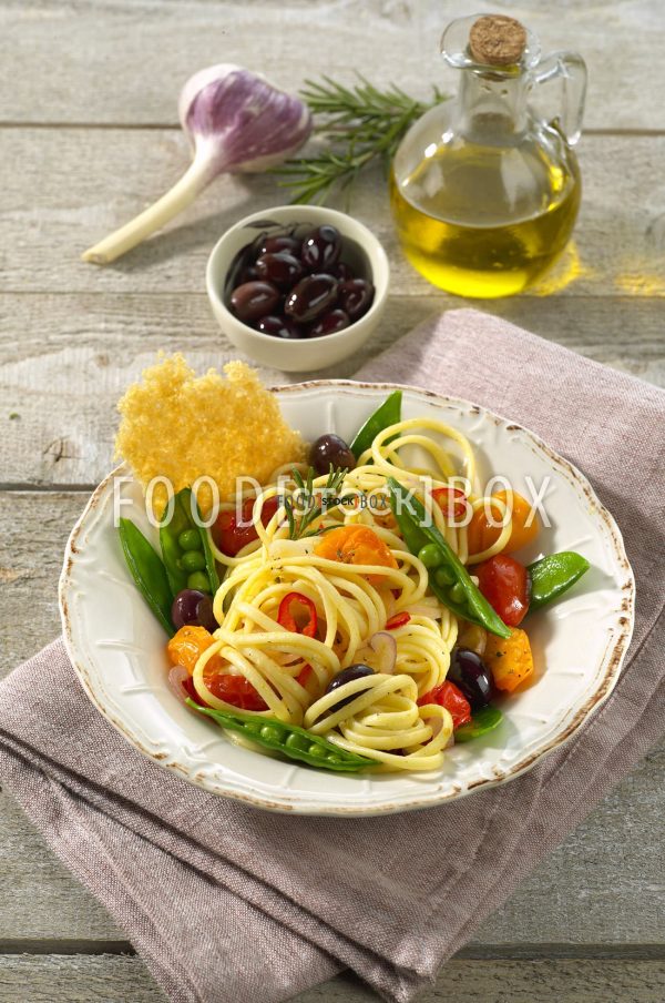 Nudeln mit Zuckerschoten und Tomaten