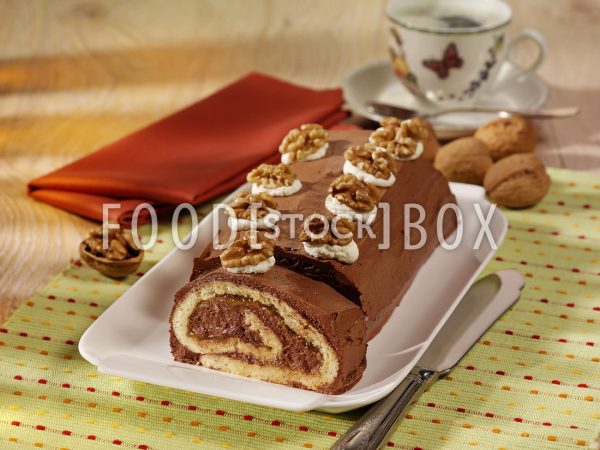 Nussbiskuitrolle mit Schoko-Sahne