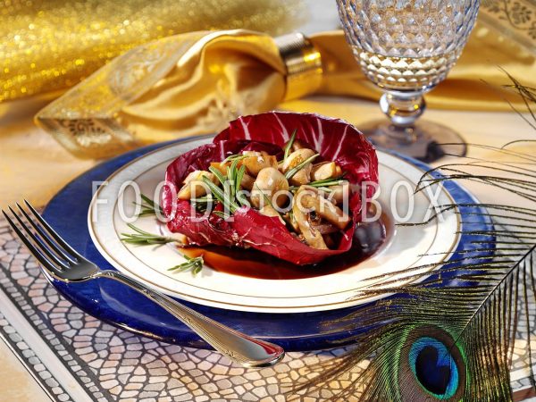 Marinierte Pilze auf Radicchio