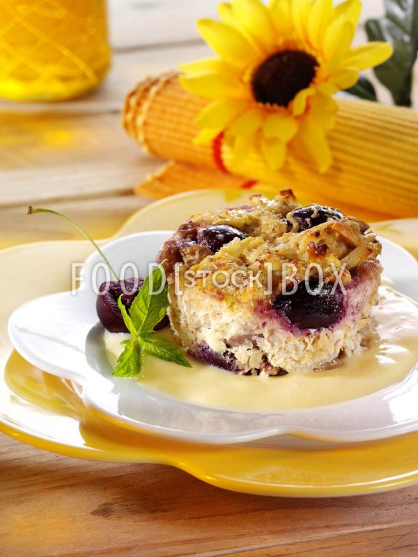 Süße Maronentürmchen auf Vanillesauce